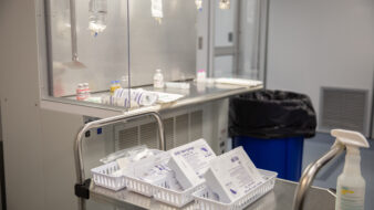 Pharmacy cleanroom and clean bench