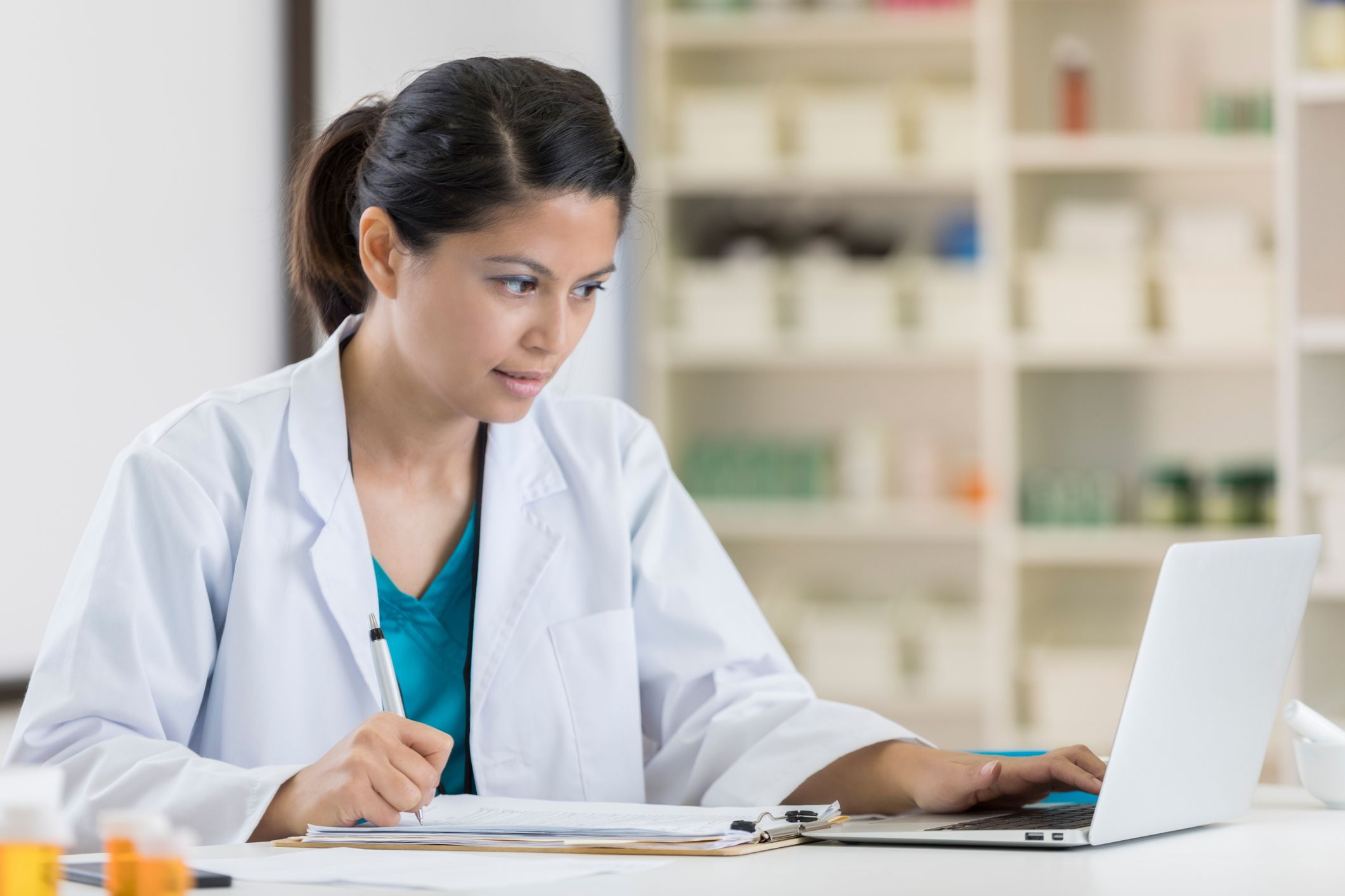 Pharmacist using computer to complete continuing education requirements